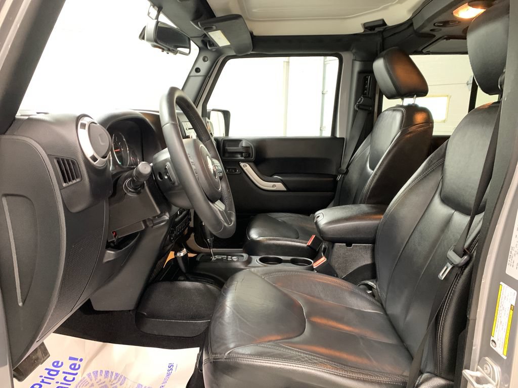 Used 2015 Jeep Wrangler Unlimited Sahara w/ Connectivity Group AWD/4WD image 17