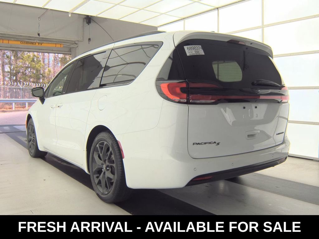 Used 2025 Chrysler Pacifica Limited image 6