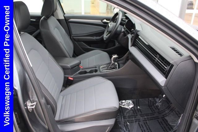 Used 2025 Volkswagen Jetta SE image 18