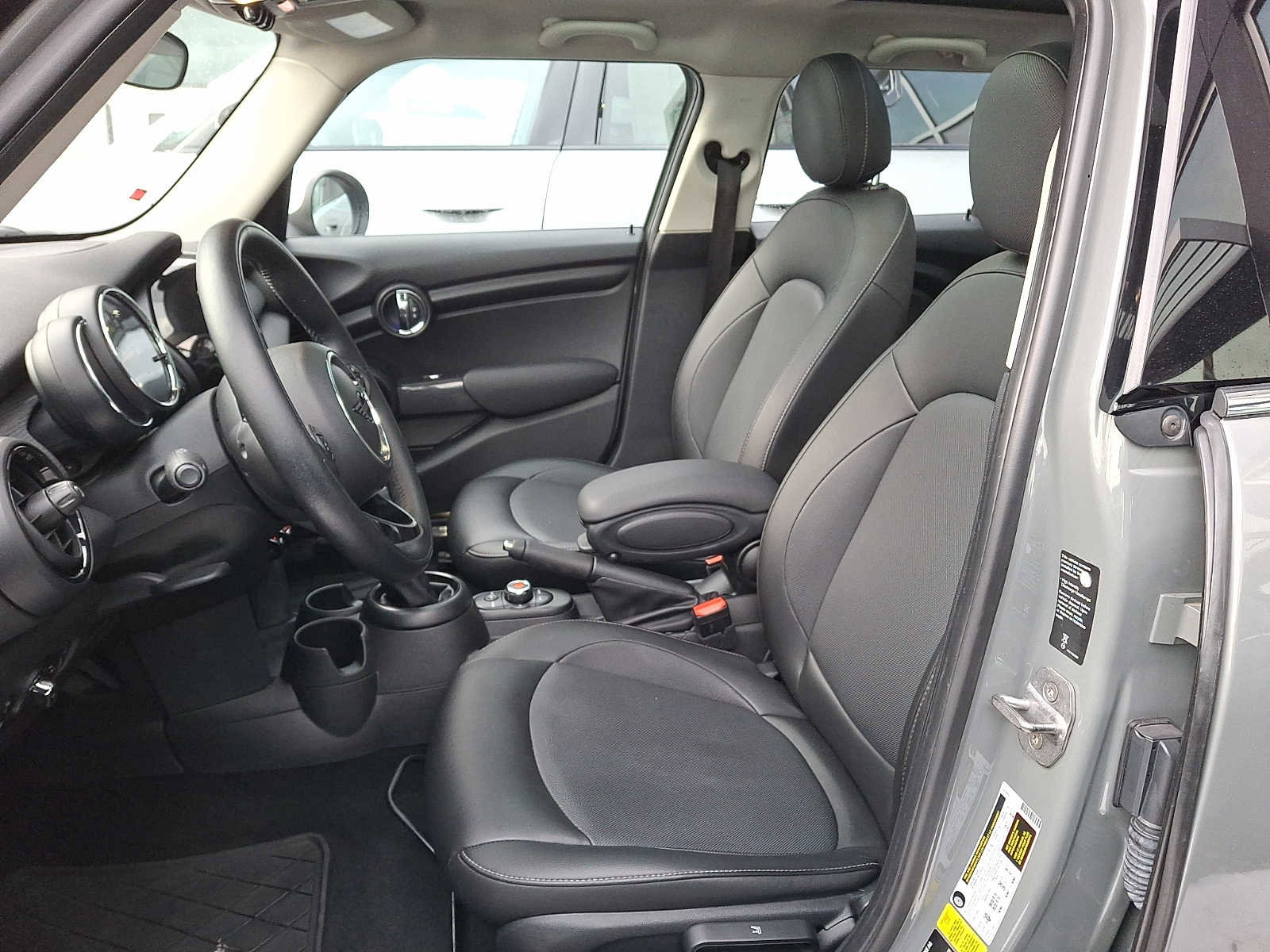 Used 2019 MINI Cooper 4-Door Hardtop w/ Signature Upholstery Package image 11