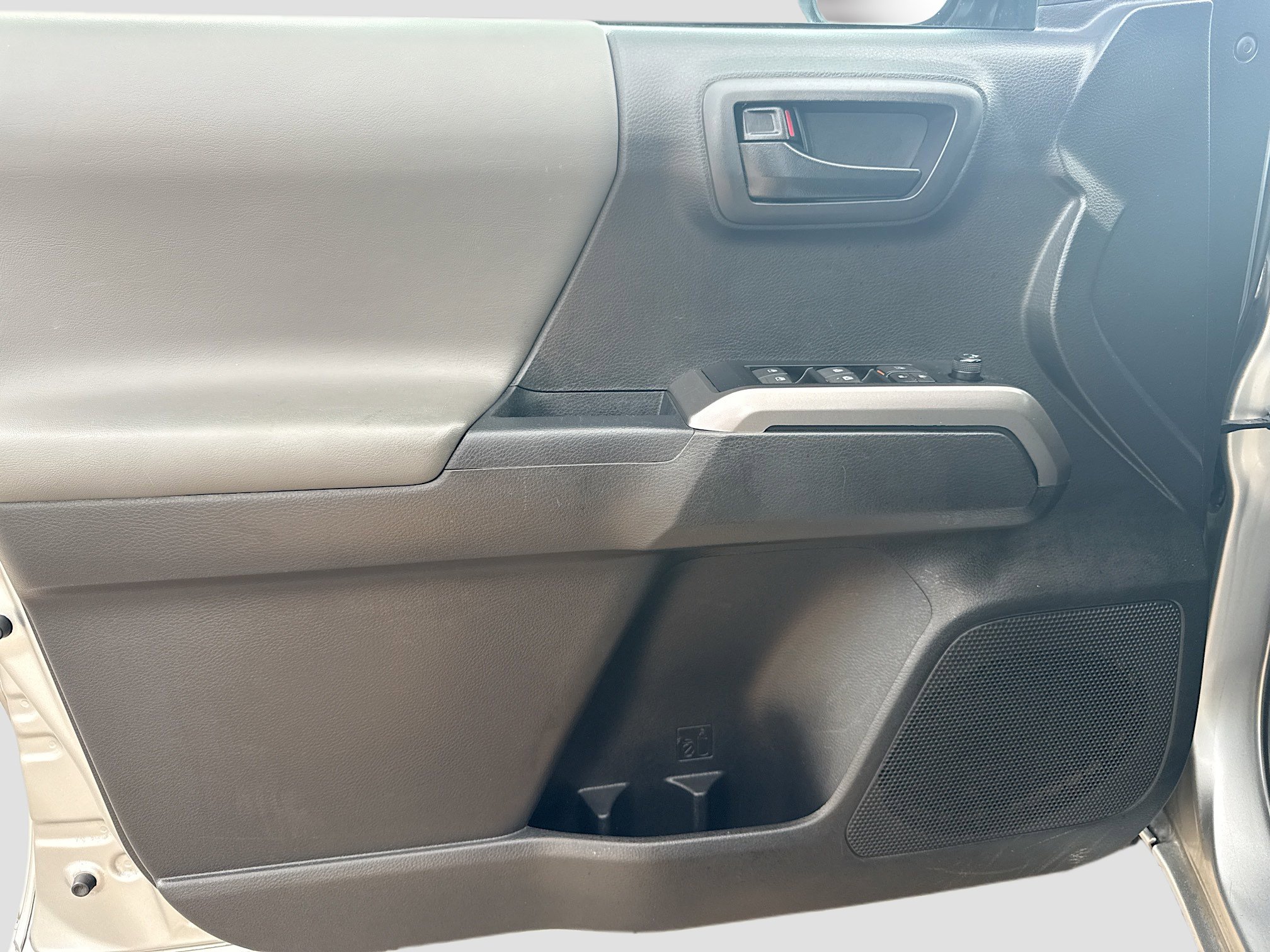 Used 2023 Toyota Tacoma SR5 w/ Technology Package image 10