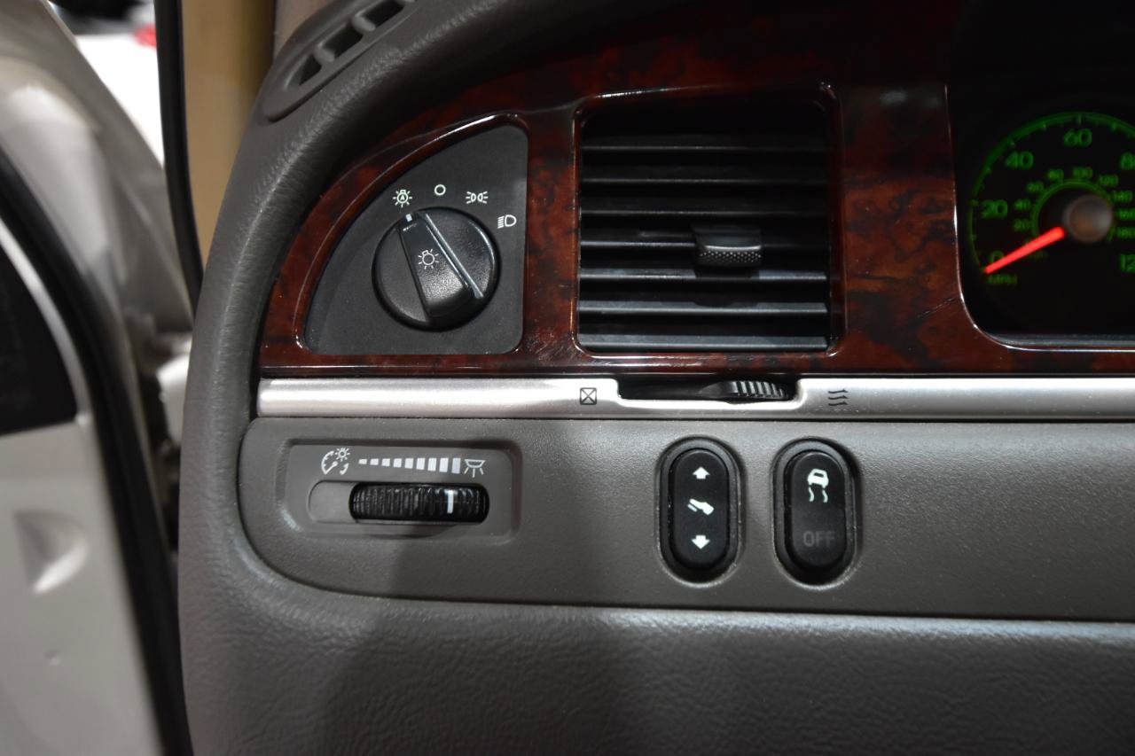 Used 2006 Lincoln Town Car Signature RWD image 13
