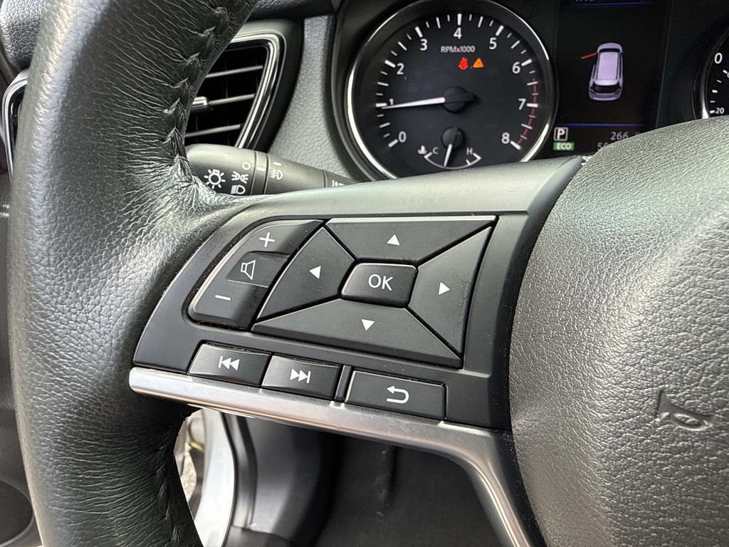 Used 2018 Nissan Rogue SV w/ Premium Package FWD image 30
