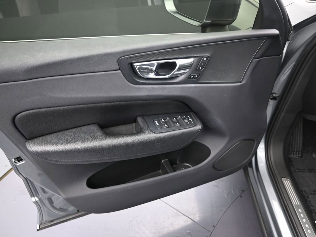 Used 2019 Volvo XC60 T8 Momentum w/ Premium Package image 13