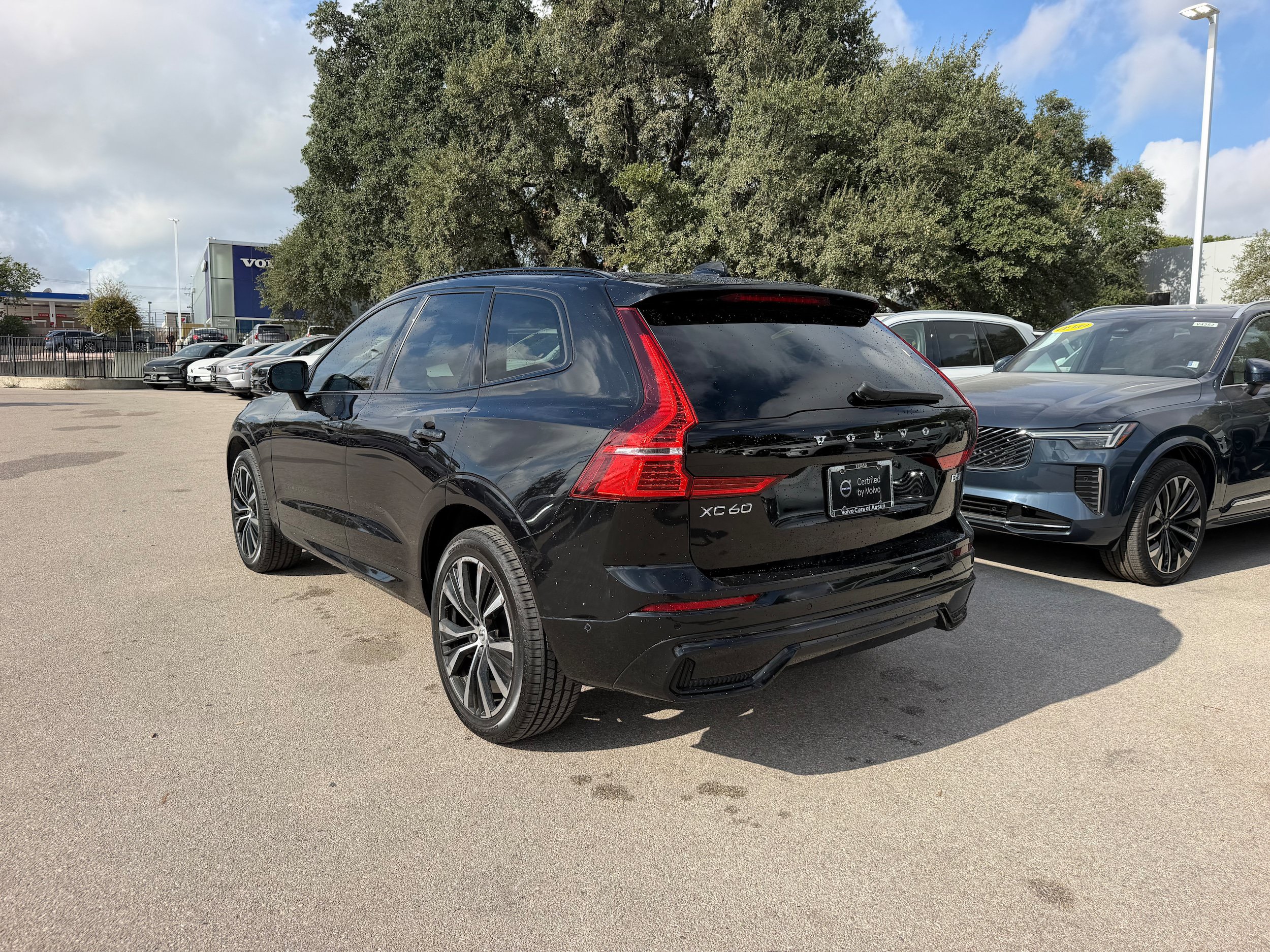 Certified 2023 Volvo XC60 B5 Ultimate w/ Climate Package AWD/4WD image 4