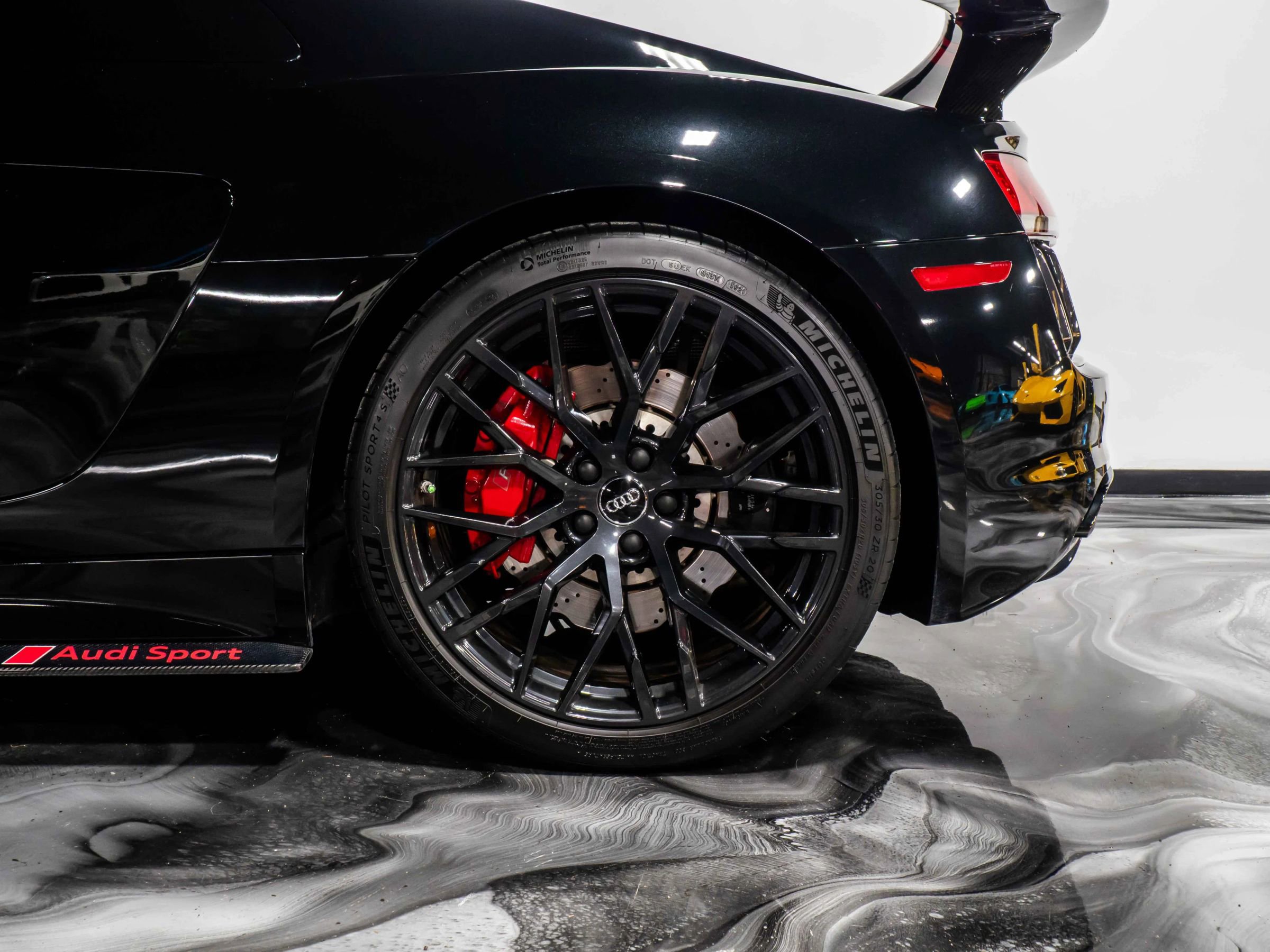 Used 2018 Audi R8 V10 w/ Premium Package image 17