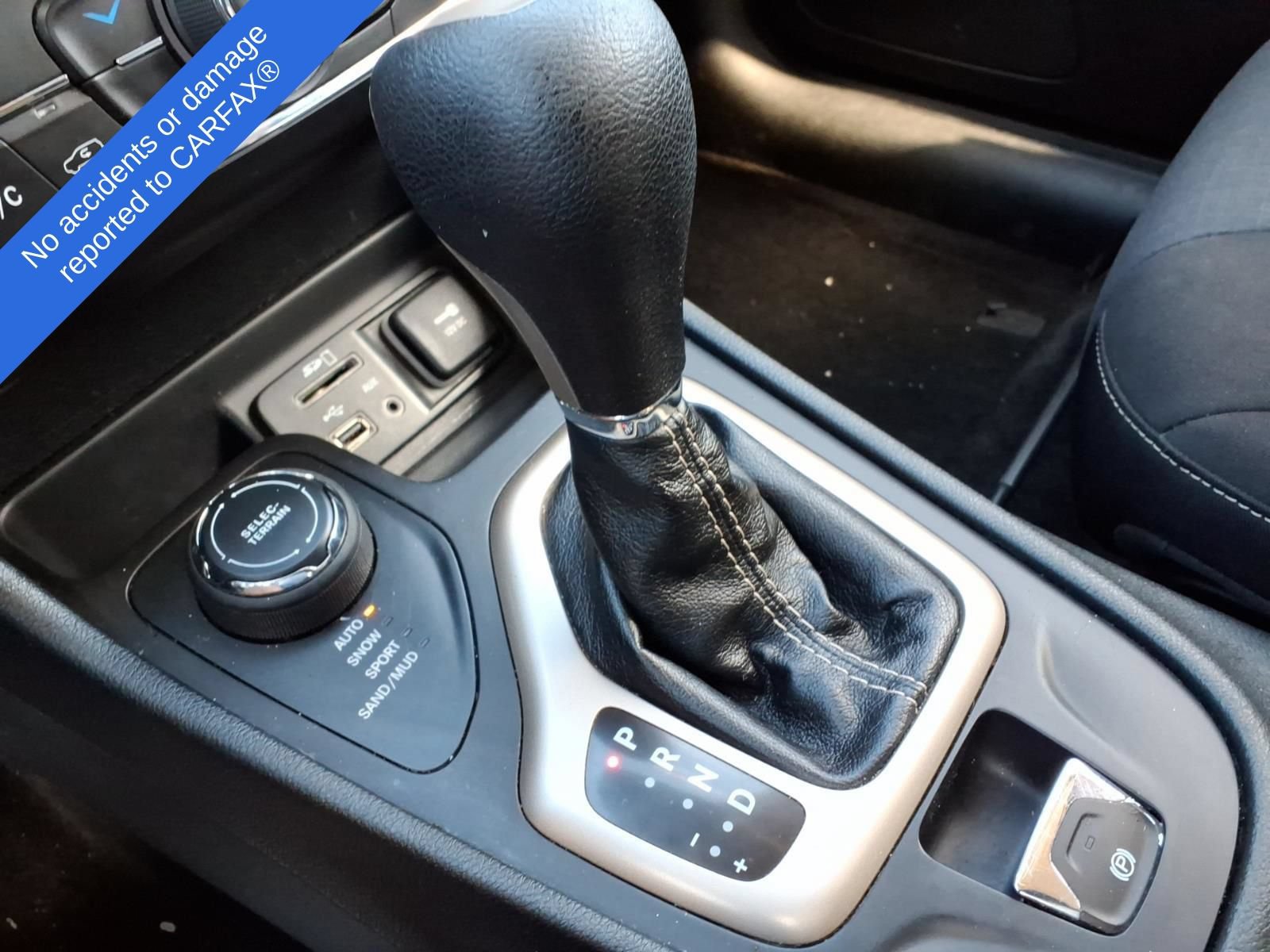 Used 2015 Jeep Cherokee Latitude w/ Cold Weather Group AWD/4WD image 29