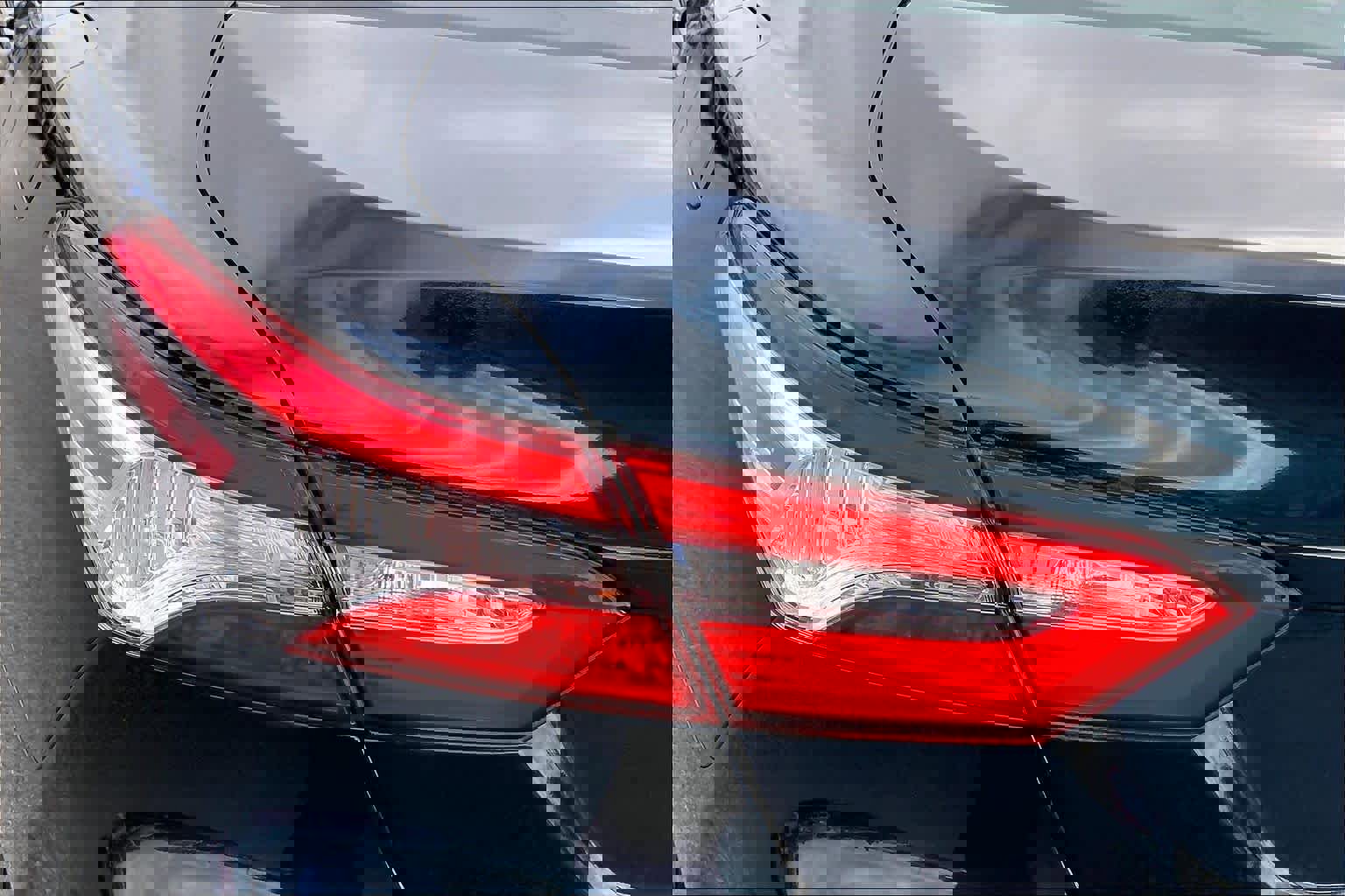 Used 2018 Toyota Camry LE image 28