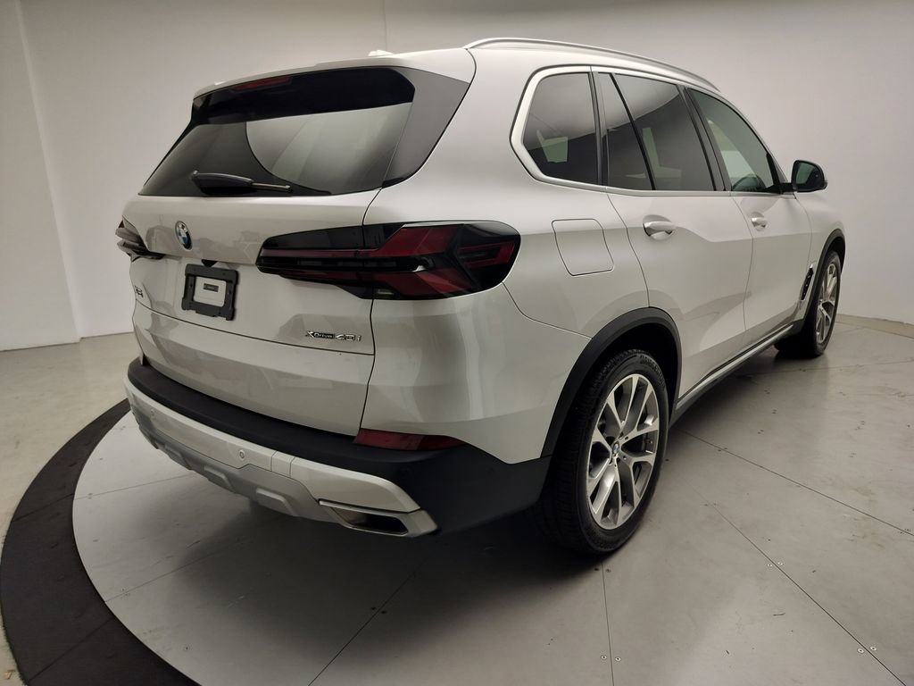 Certified 2024 BMW X5 xDrive40i w/ Premium Package AWD/4WD image 3