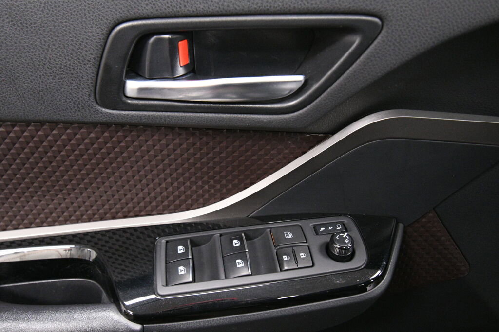 Used 2019 Toyota C-HR Limited image 11