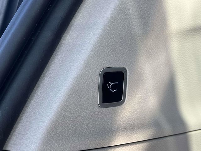 Used 2023 Chrysler Voyager LX FWD image 21