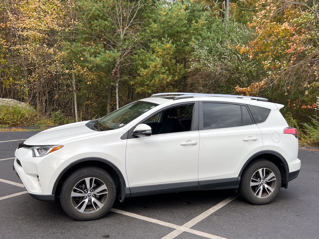 Used 2018 Toyota RAV4 XLE AWD/4WD image 32