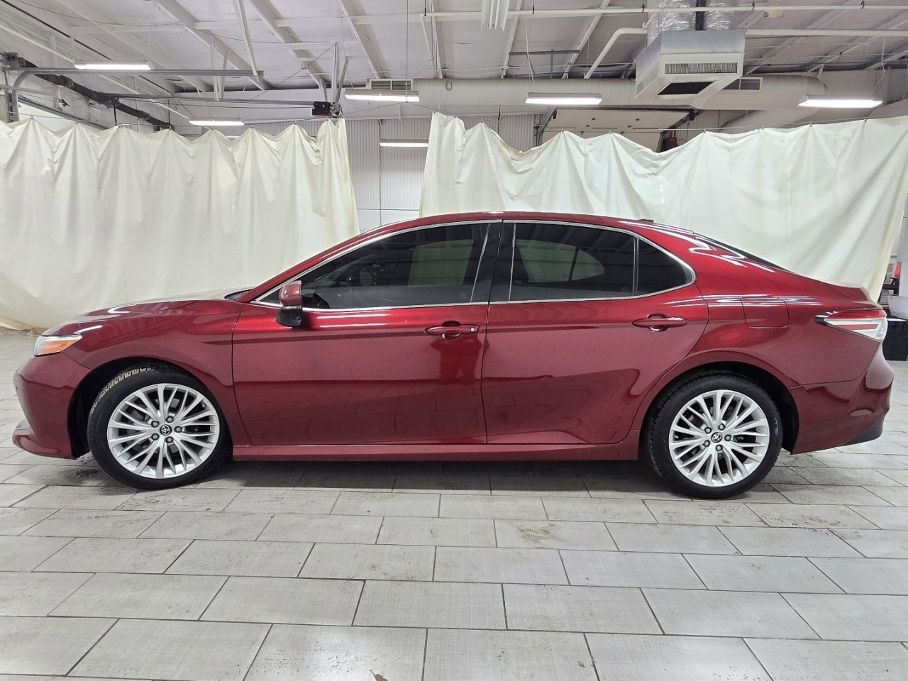 Used 2018 Toyota Camry XLE image 14
