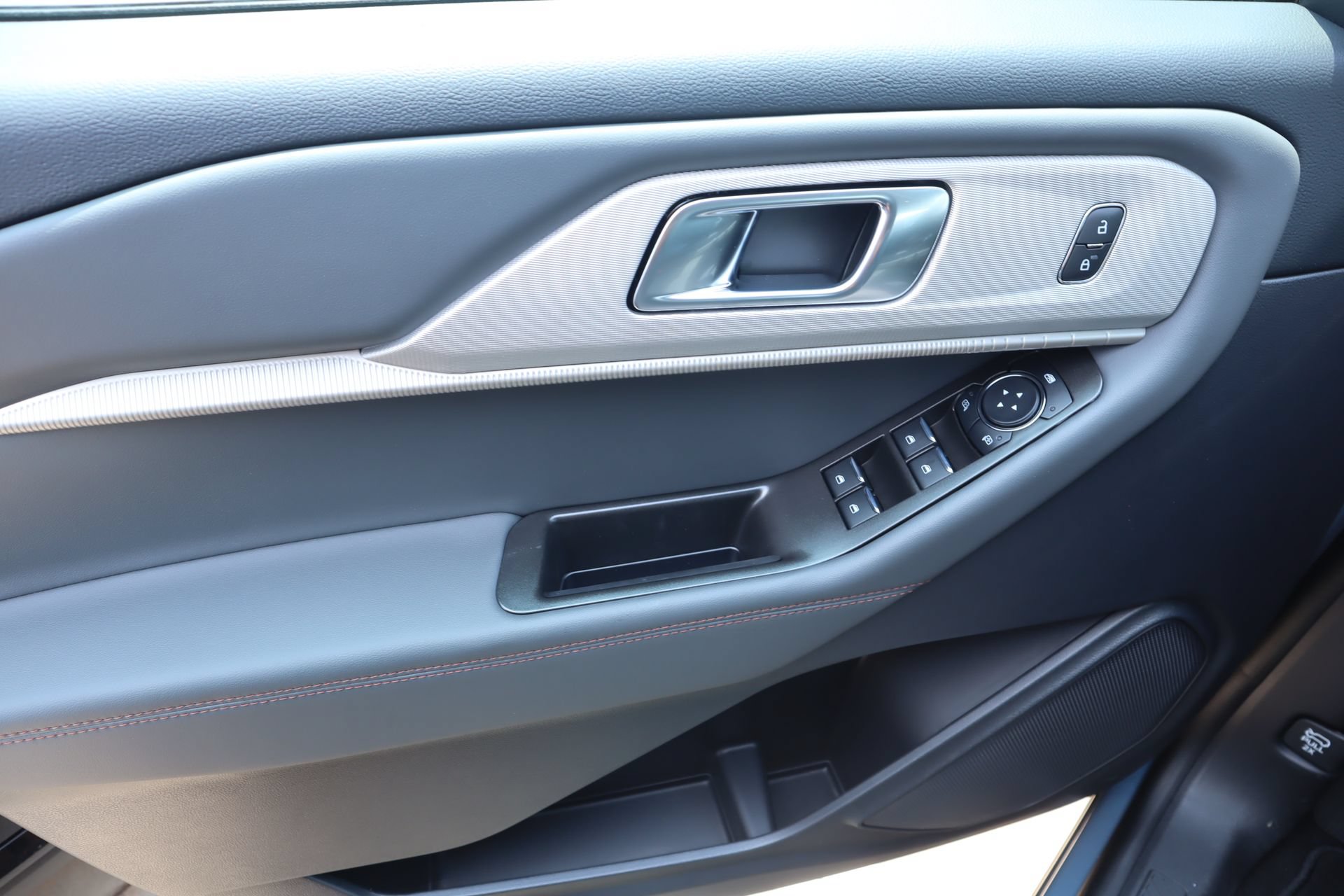 New 2026 Ford Explorer Active RWD image 16