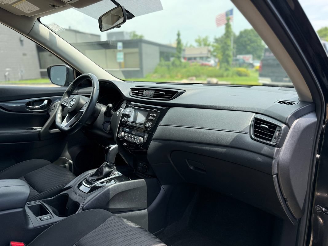 Used 2017 Nissan Rogue SV AWD/4WD image 15