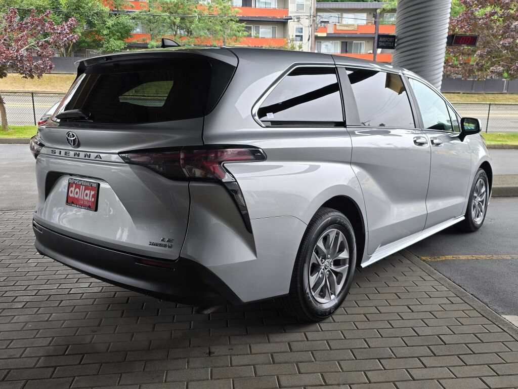 Used 2024 Toyota Sienna LE AWD/4WD image 5