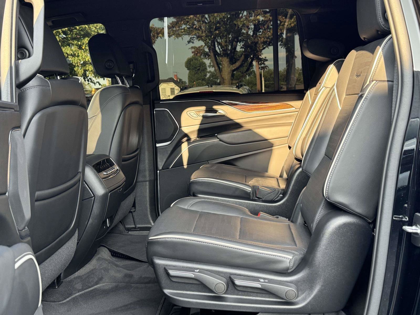 Used 2022 Cadillac Escalade ESV Premium Luxury AWD/4WD image 13
