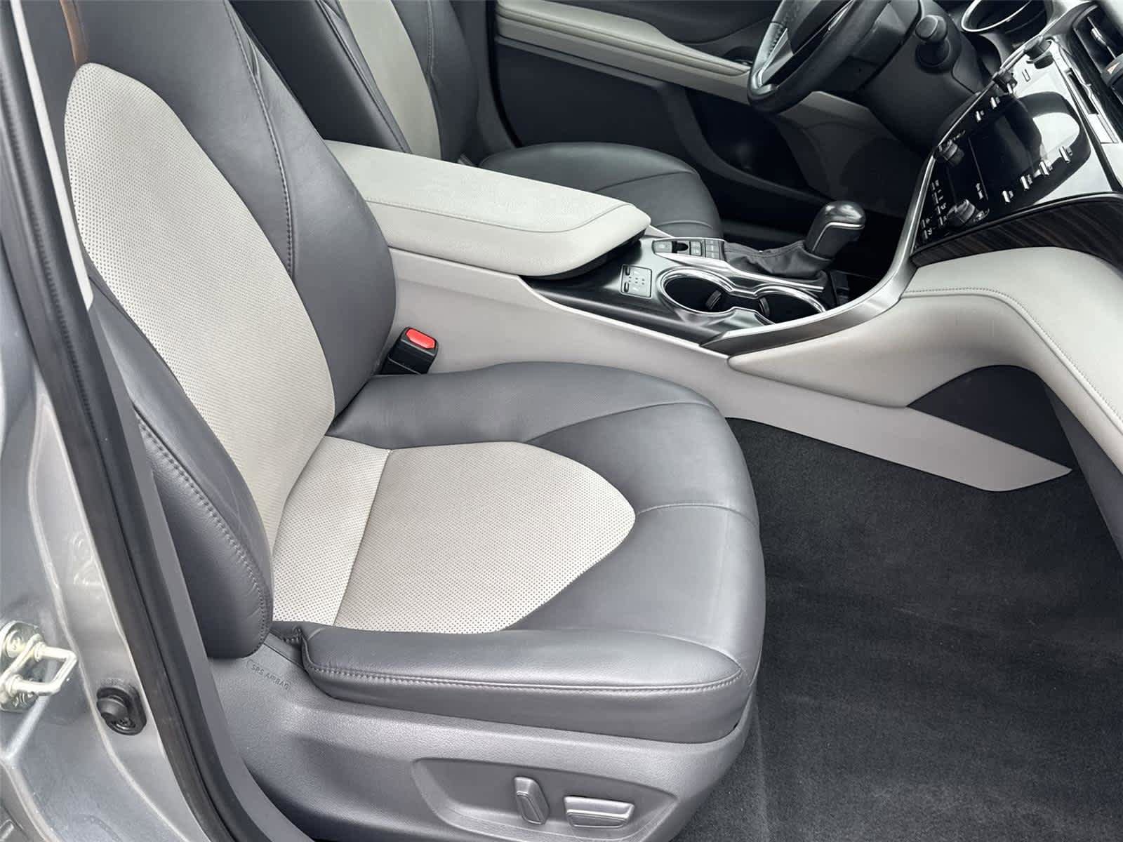 Used 2020 Toyota Camry XLE w/ Sunroof Package FWD image 16
