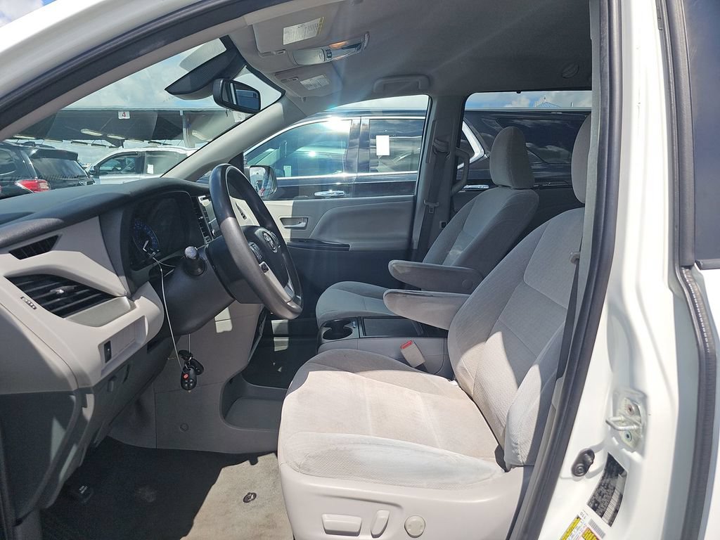Used 2020 Toyota Sienna LE FWD image 3