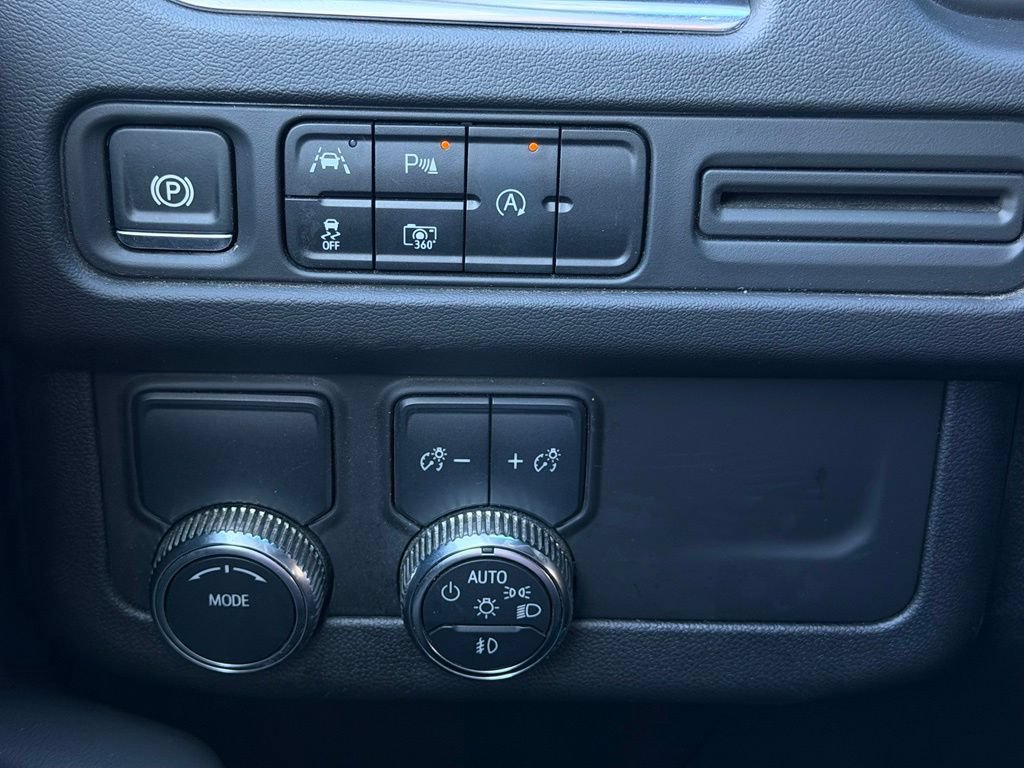 Used 2024 GMC Yukon SLT w/ SLT Luxury Package RWD image 25