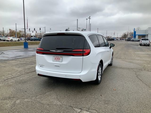 Used 2025 Chrysler Pacifica Select image 7