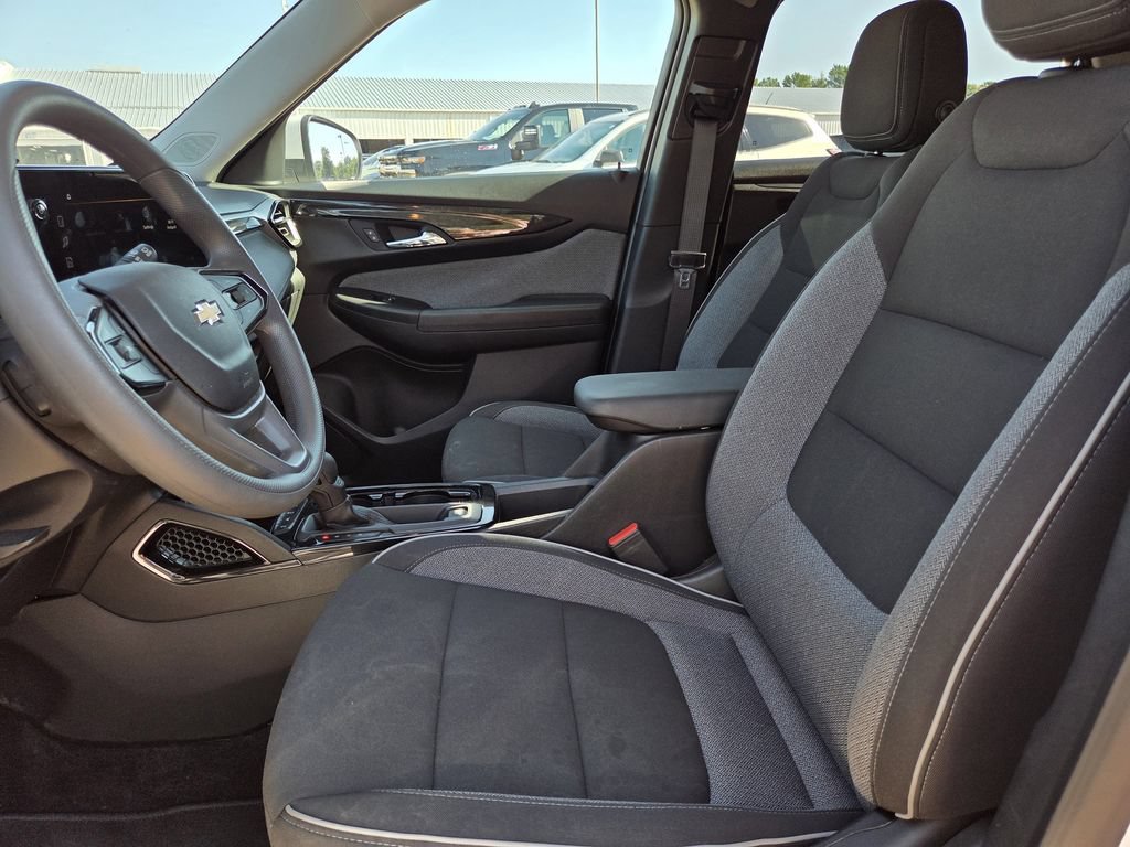 Used 2025 Chevrolet TrailBlazer LT w/ Driver Confidence Package AWD/4WD image 17