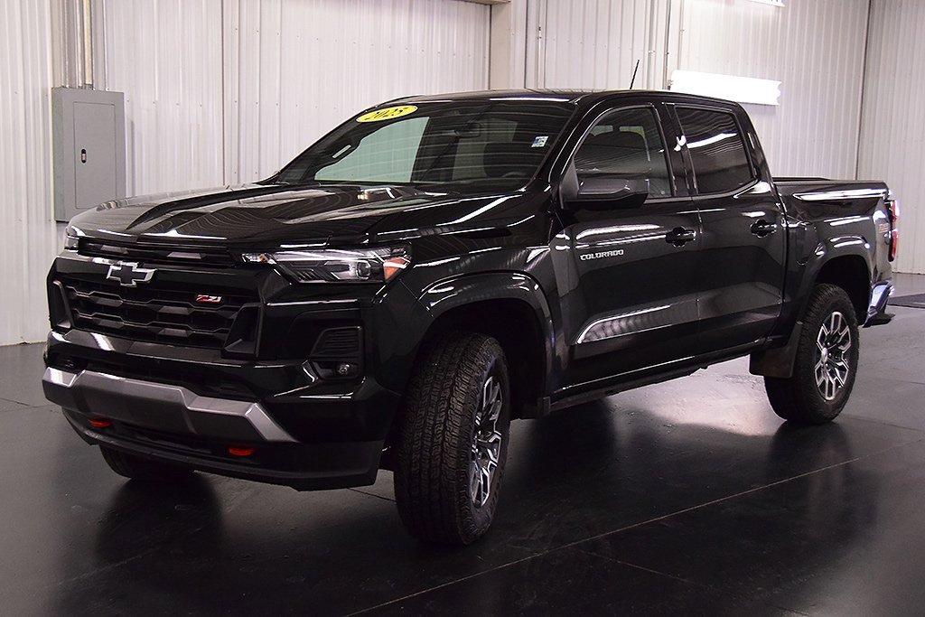 Used 2025 Chevrolet Colorado Z71 image 3