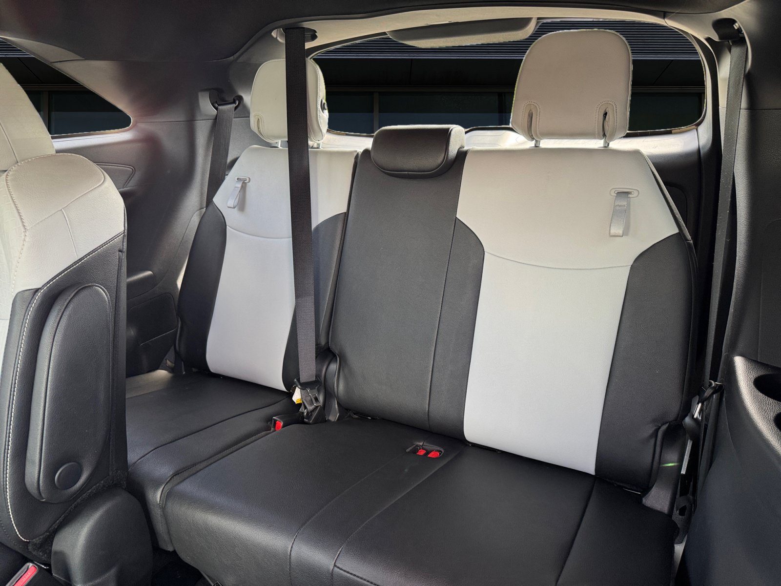 Used 2025 Toyota Sienna XSE AWD/4WD image 17