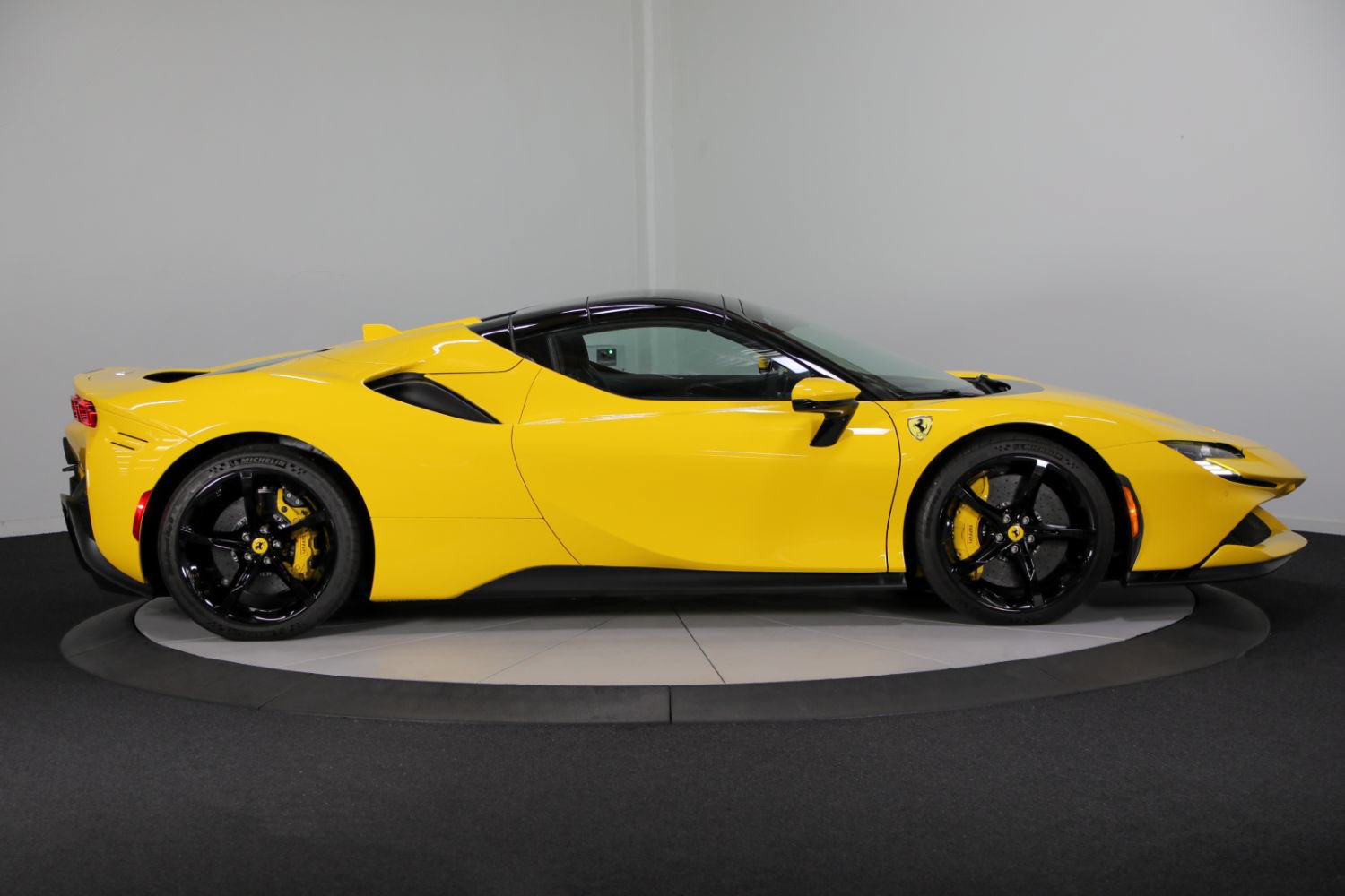 Used 2025 Ferrari SF90 Spider AWD/4WD image 9