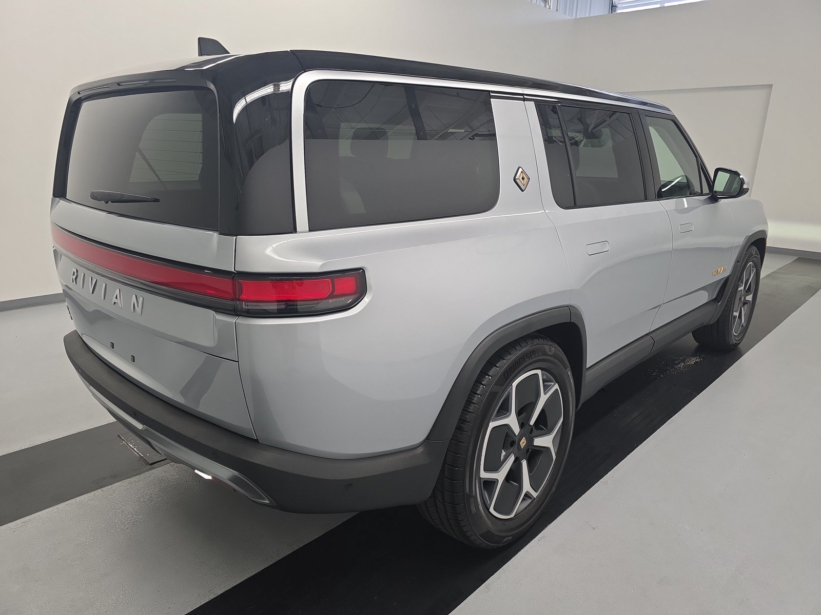 Used 2024 Rivian R1S Adventure AWD/4WD image 5