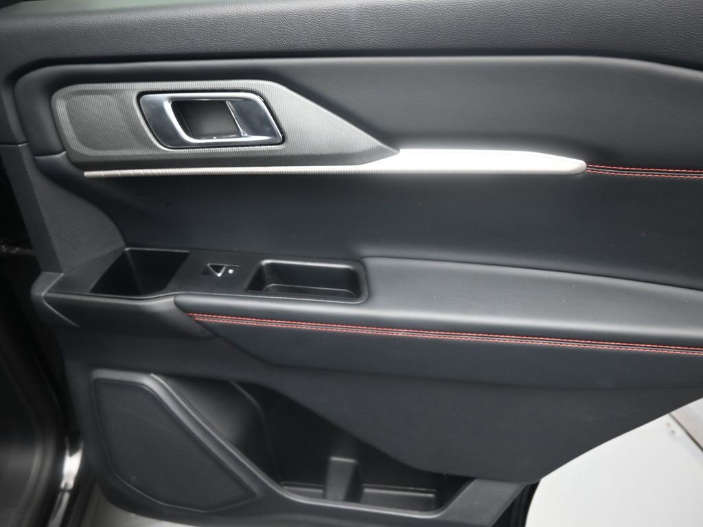 Used 2025 Ford Explorer ST-Line w/ ST-Line Street Pack image 11