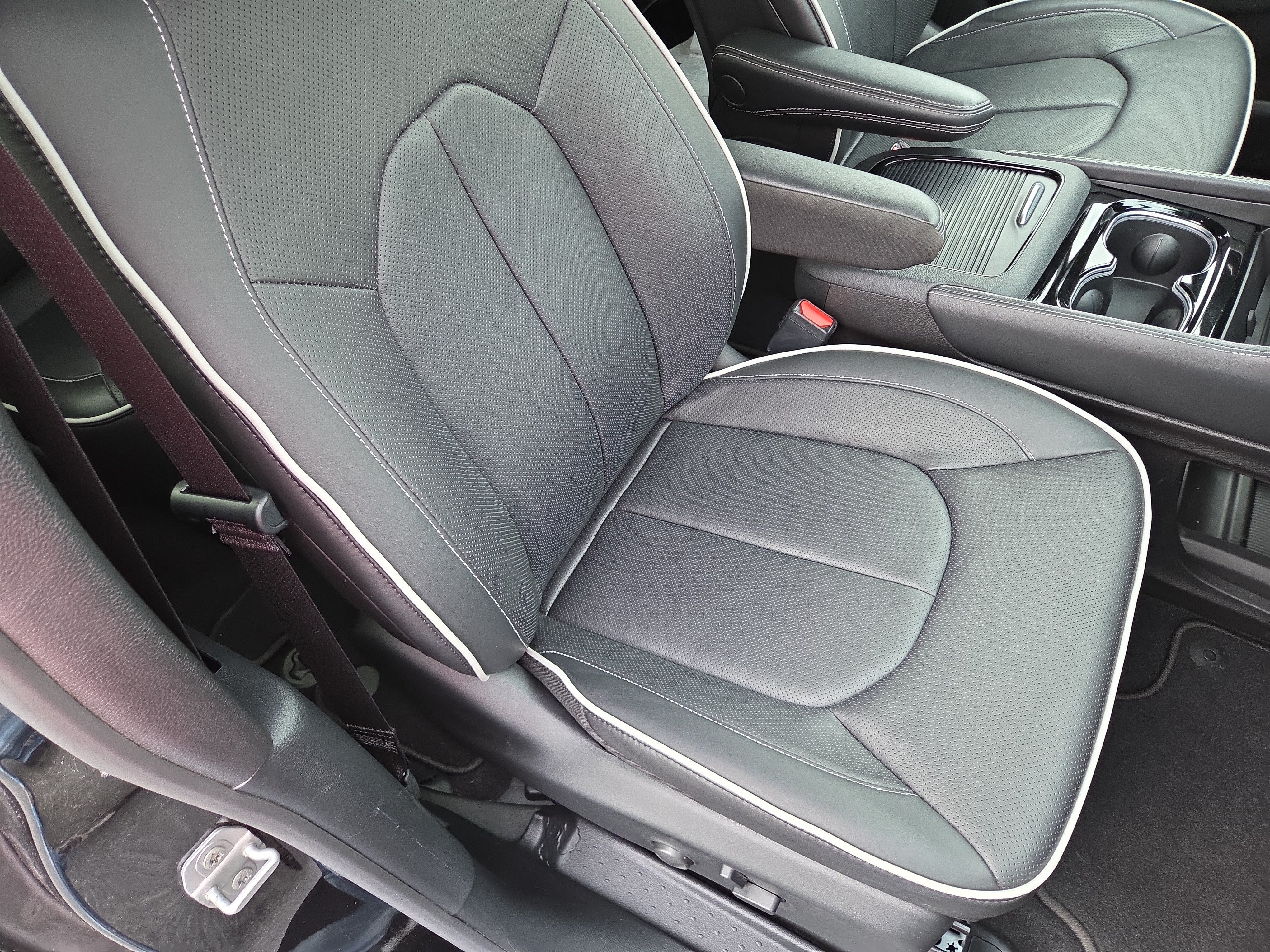 Certified 2026 Chrysler Pacifica Limited FWD image 17