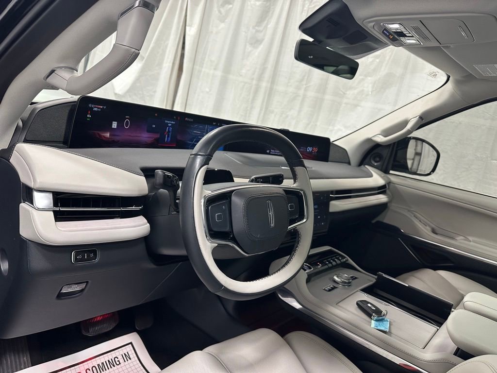 Used 2025 Lincoln Navigator Reserve image 15