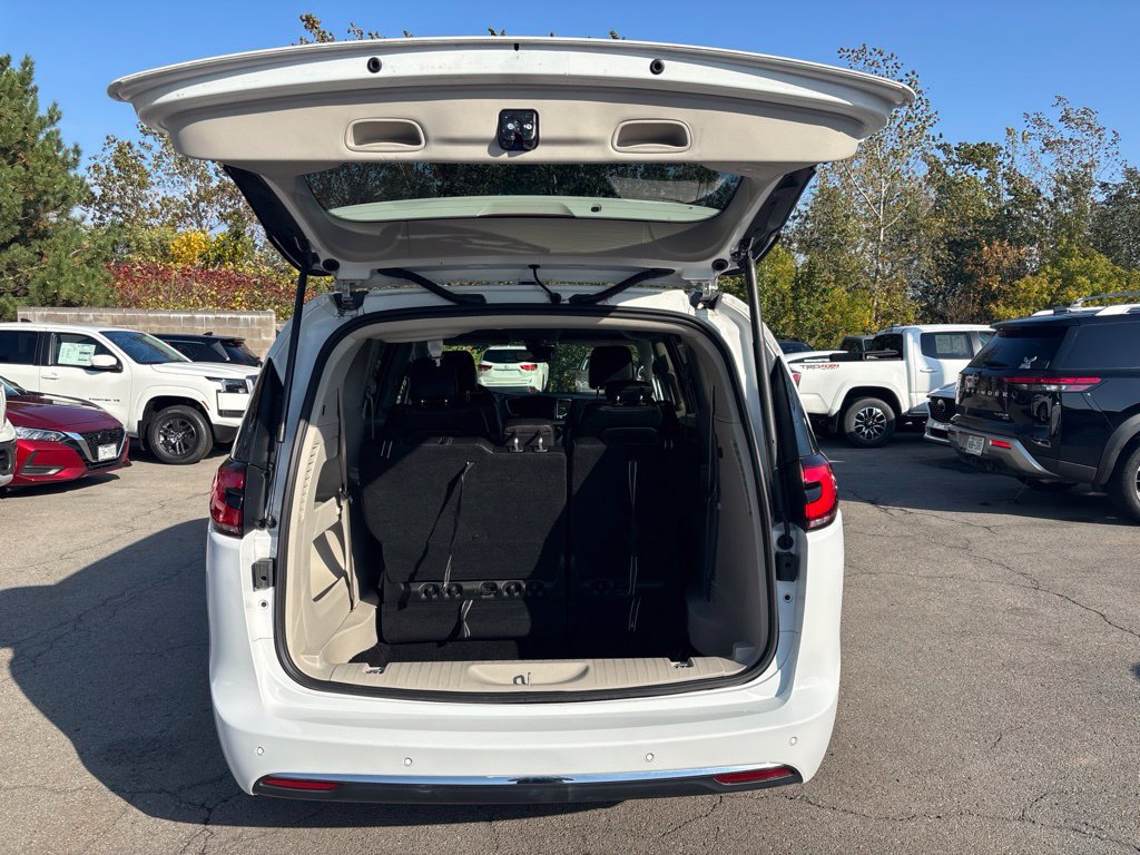 Used 2024 Chrysler Pacifica Touring-L FWD image 6