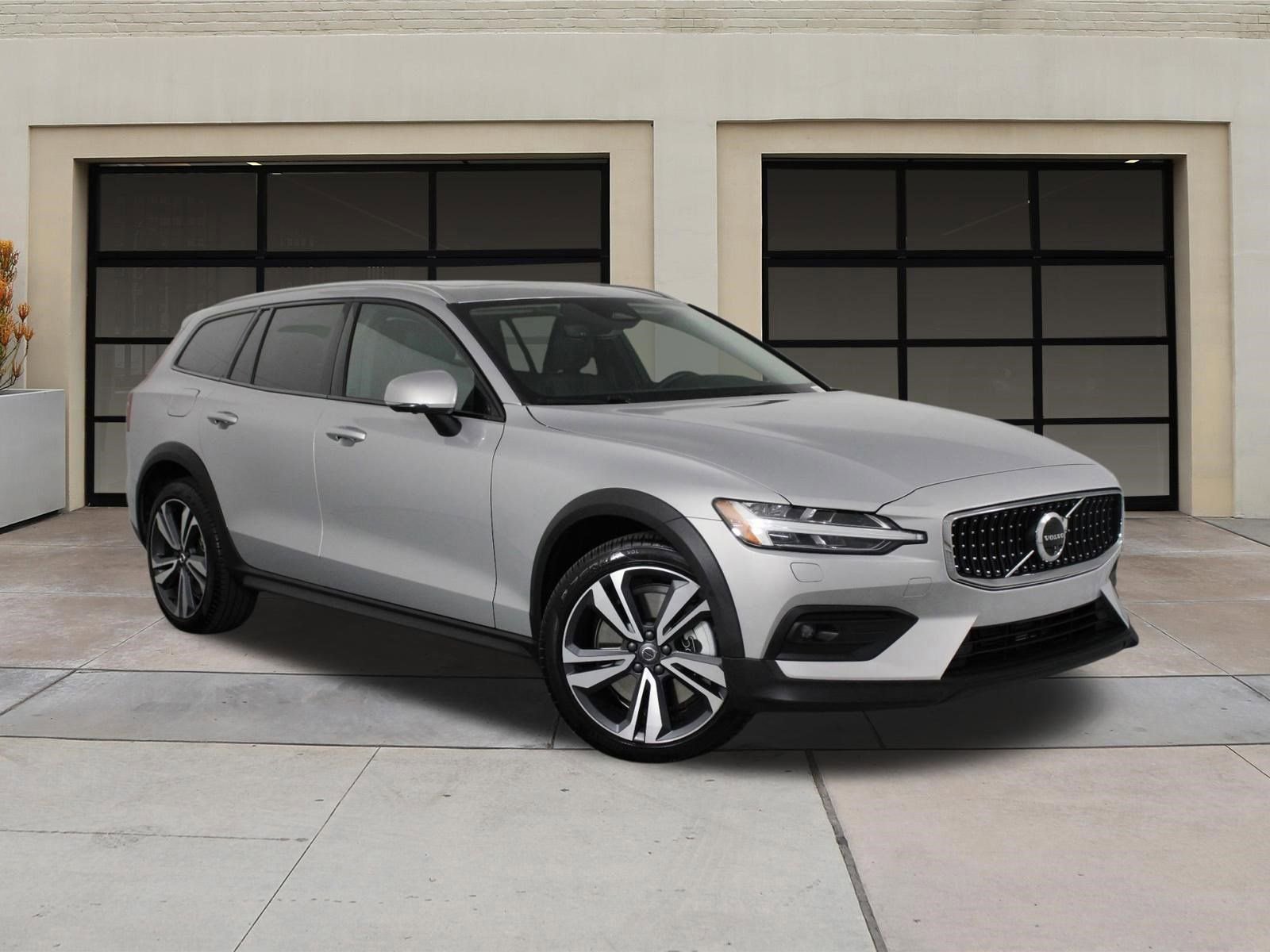 Used 2025 Volvo V60 B5 Cross Country Plus image 4