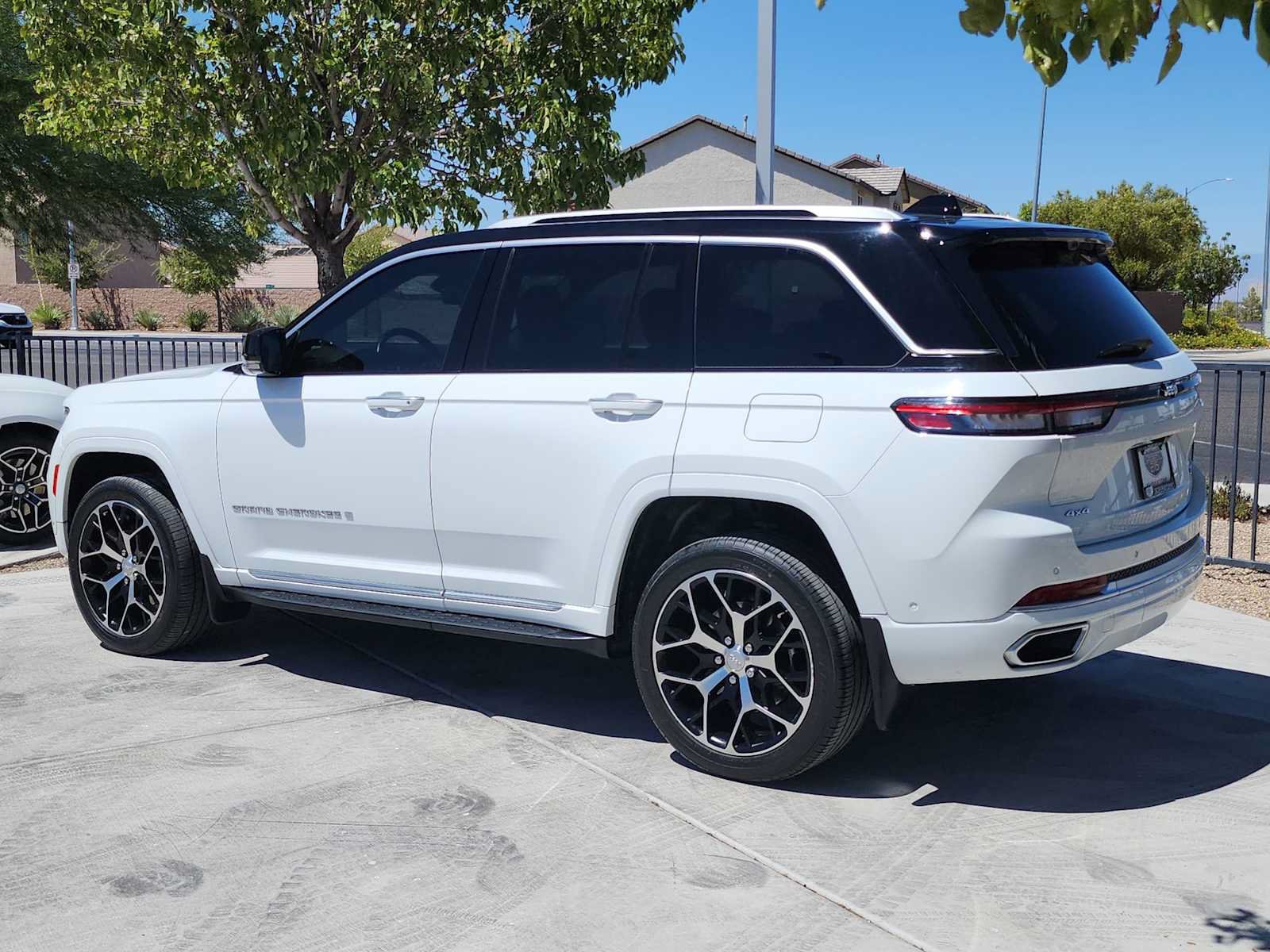 Used 2022 Jeep Grand Cherokee Summit AWD/4WD image 6