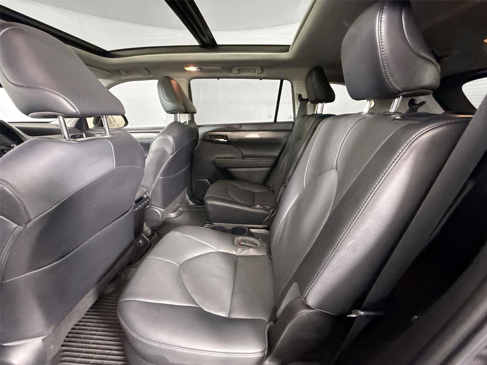 Used 2022 Toyota Highlander Platinum FWD image 32