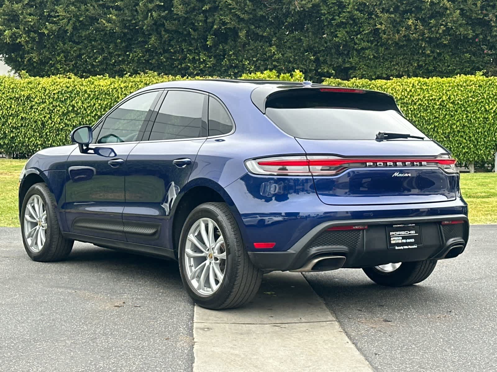 Certified 2024 Porsche Macan AWD/4WD image 3