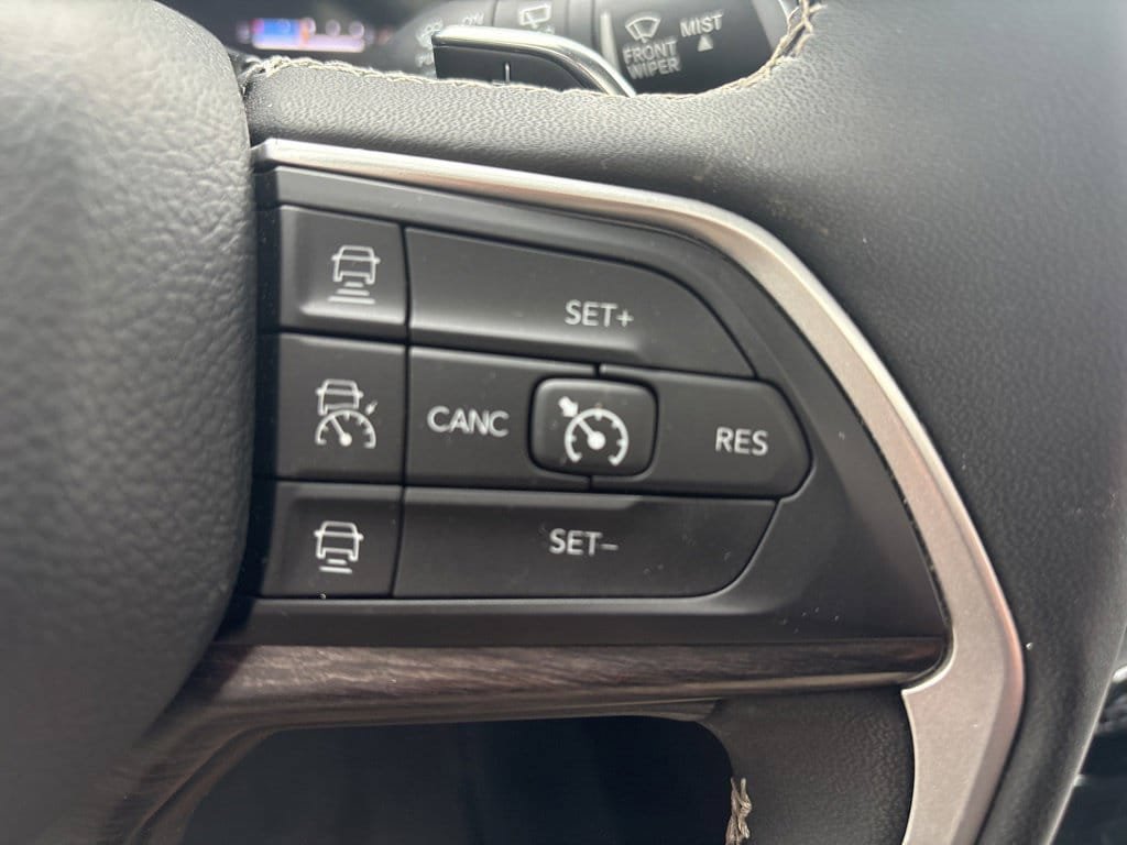 Used 2023 Jeep Grand Cherokee L Limited AWD/4WD image 32