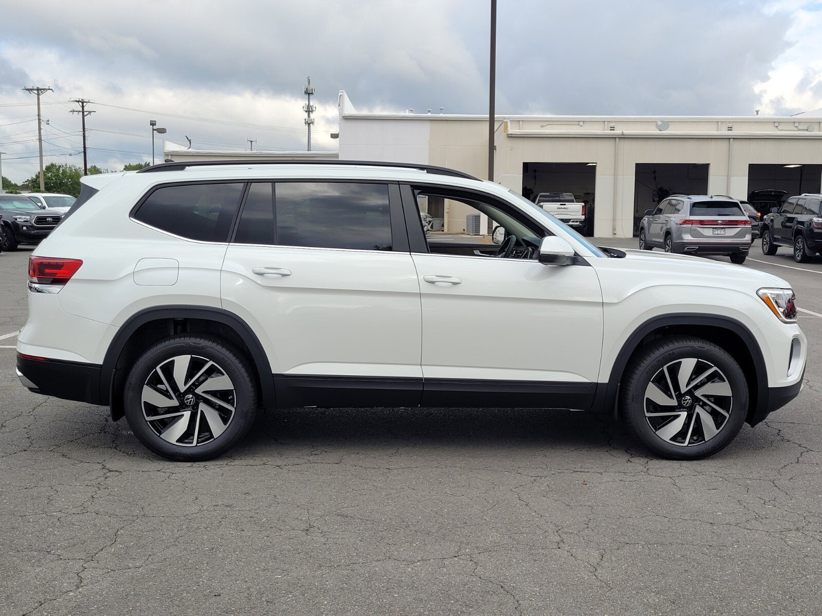New 2026 Volkswagen Atlas SE image 2
