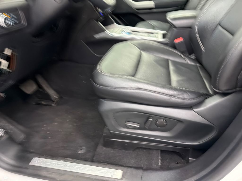 Used 2022 Ford Explorer Limited w/ Equipment Group 301A RWD image 10