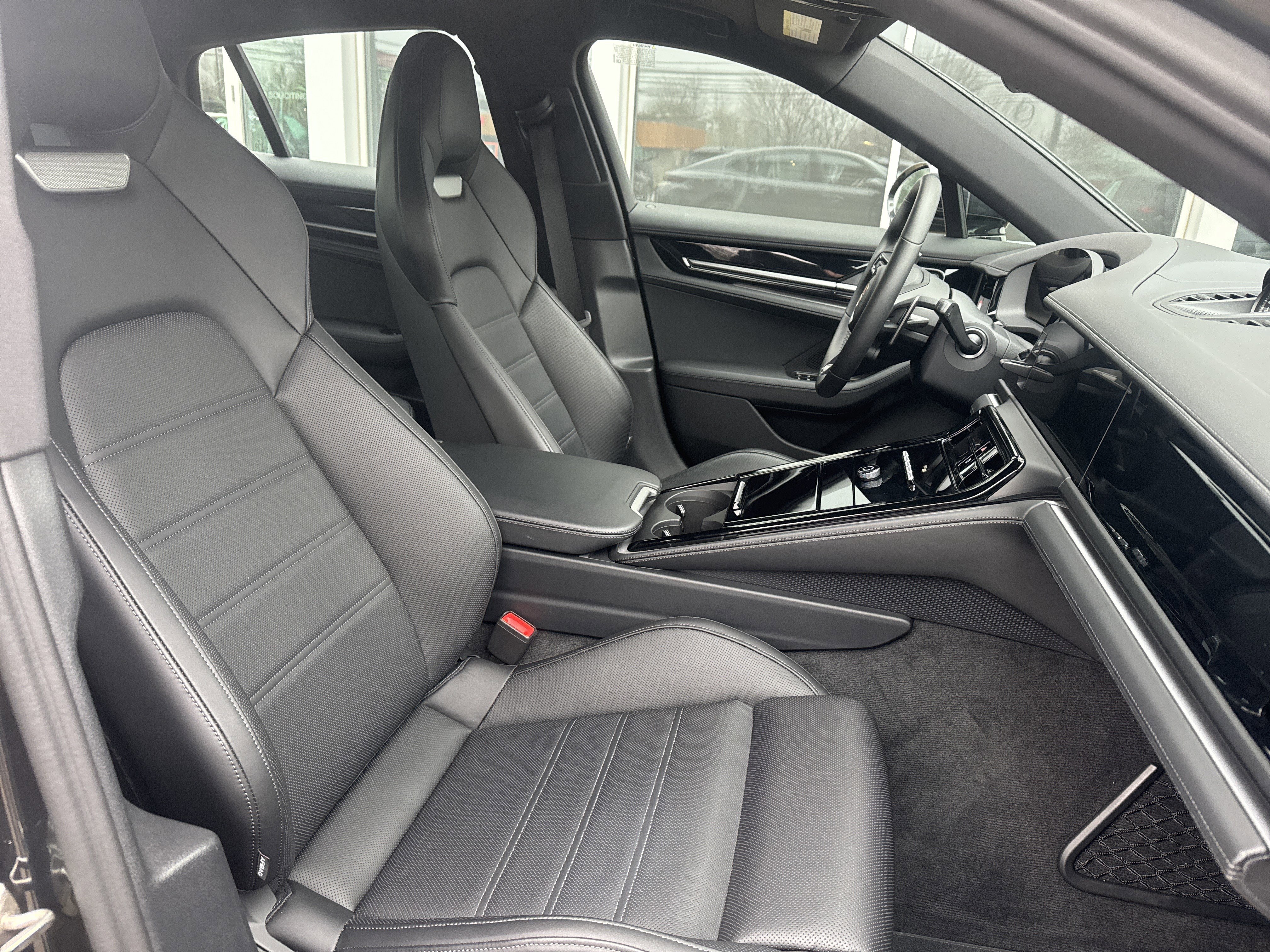 Used 2024 Porsche Panamera image 2