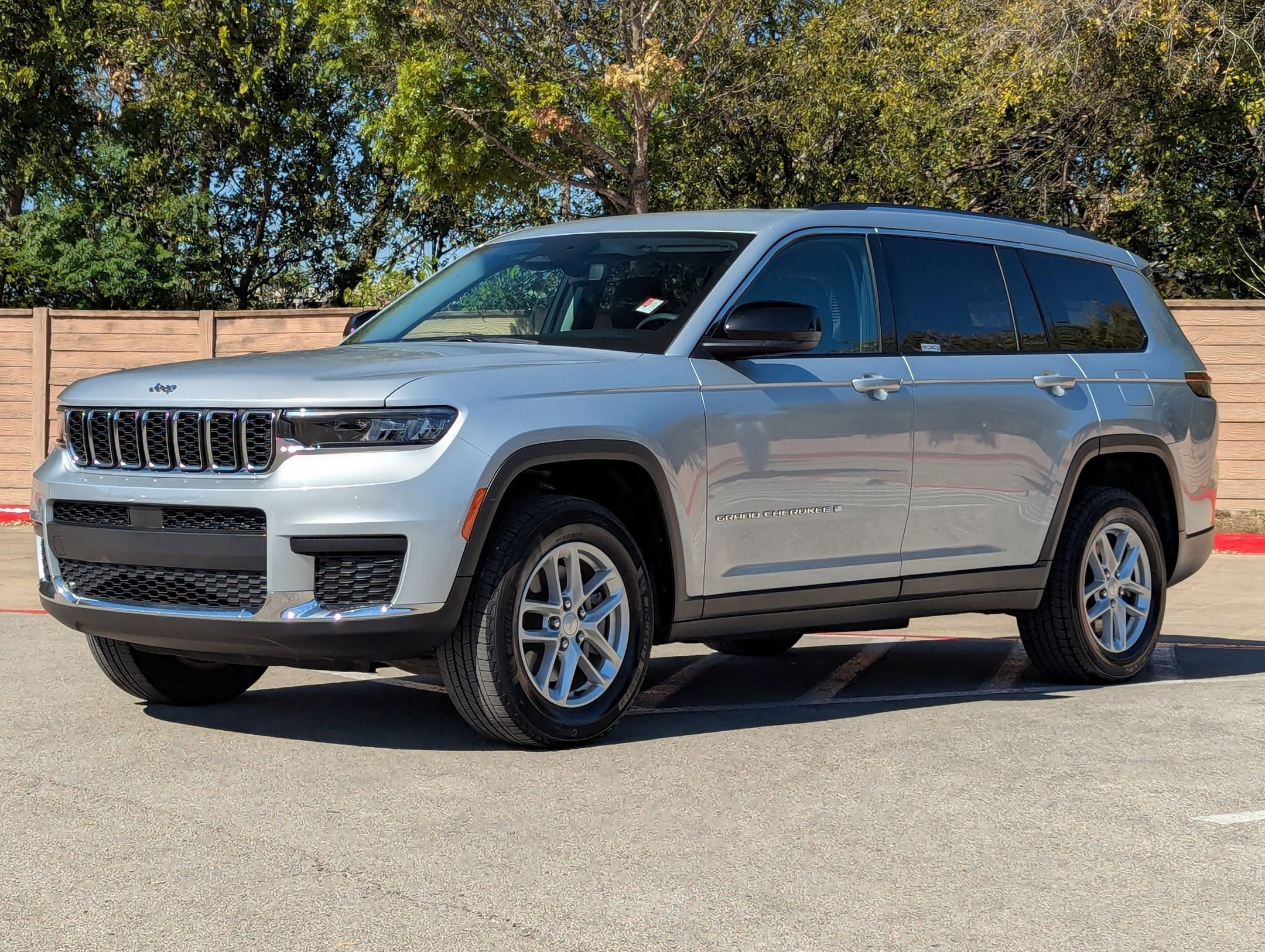 Used 2023 Jeep Grand Cherokee L Laredo image 8