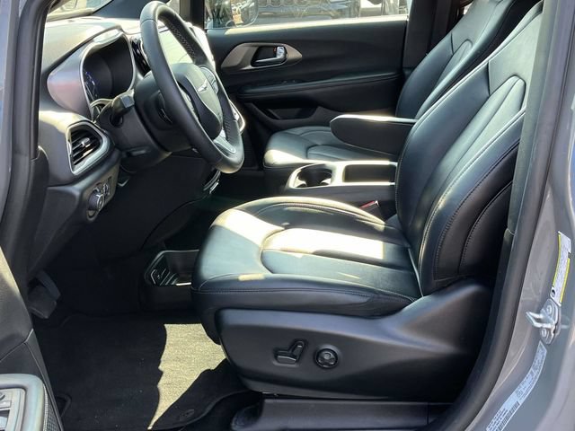 Used 2025 Chrysler Pacifica Select FWD image 13