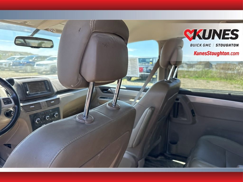 Used 2011 Volkswagen Routan SE FWD image 23