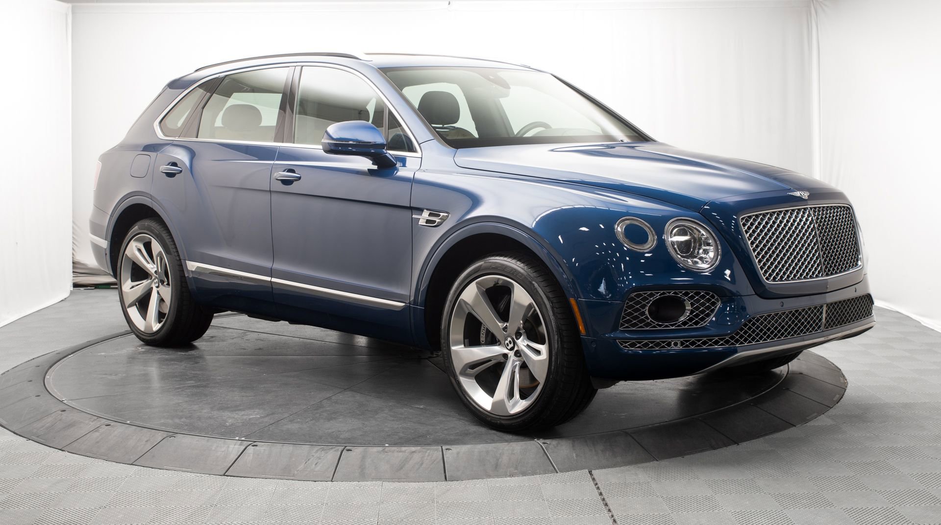 Used 2018 Bentley Bentayga Activity image 9