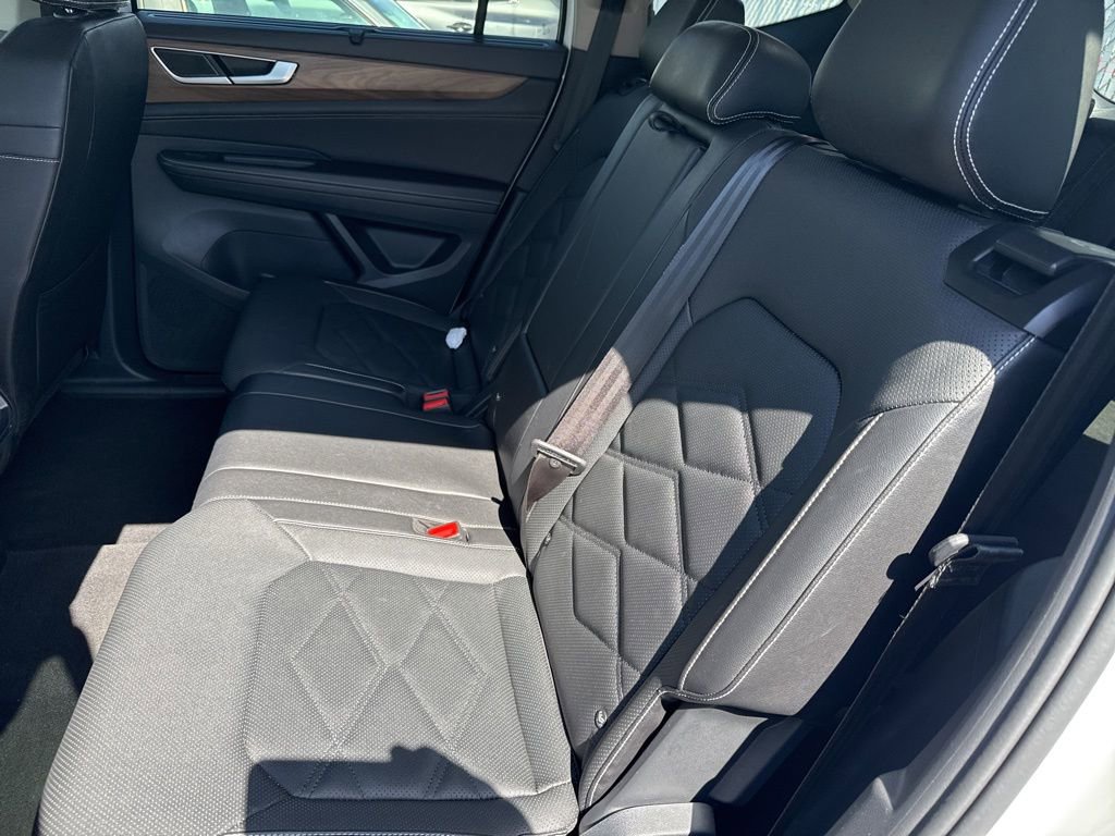 Used 2025 Volkswagen Atlas SE image 6