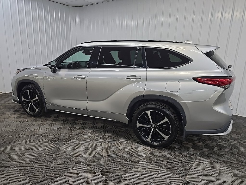 Used 2022 Toyota Highlander XSE AWD/4WD image 4