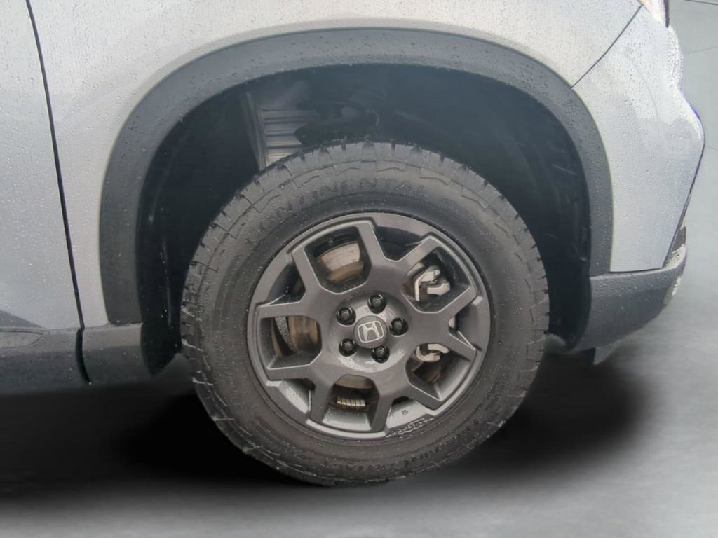 Used 2025 Honda Pilot TrailSport image 11