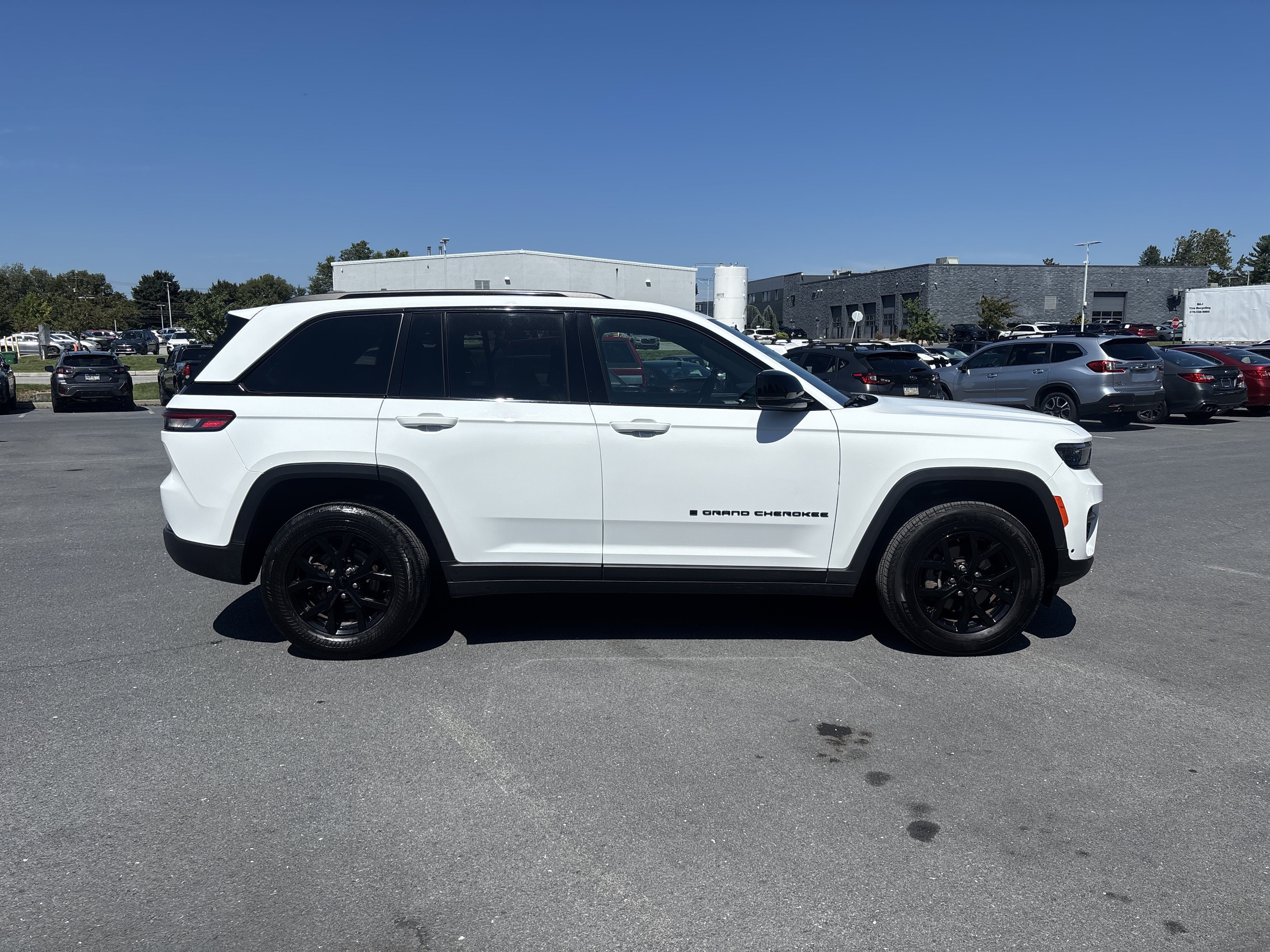 Used 2025 Jeep Grand Cherokee Altitude AWD/4WD image 20